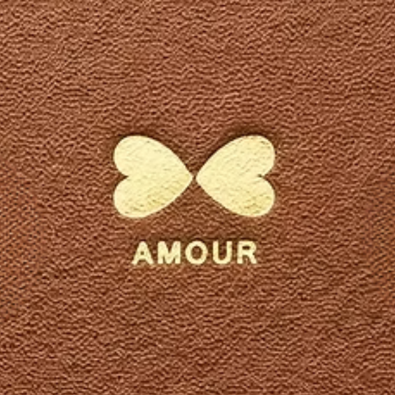 Símbolo Amour gravado em couro
