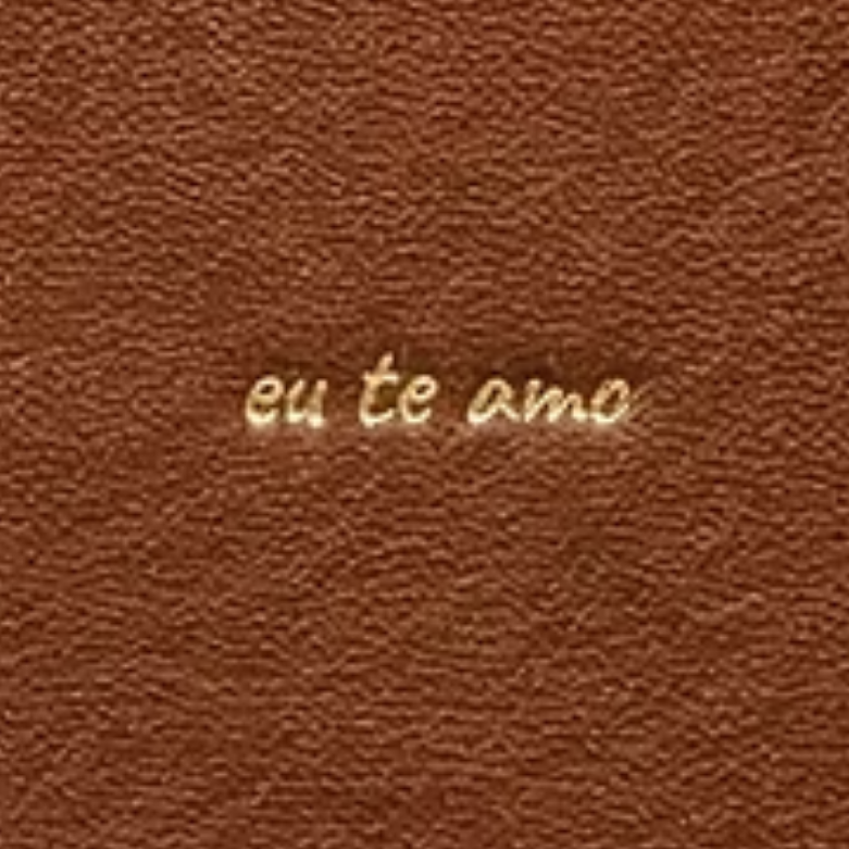 Símbolo eu te amo gravado em couro