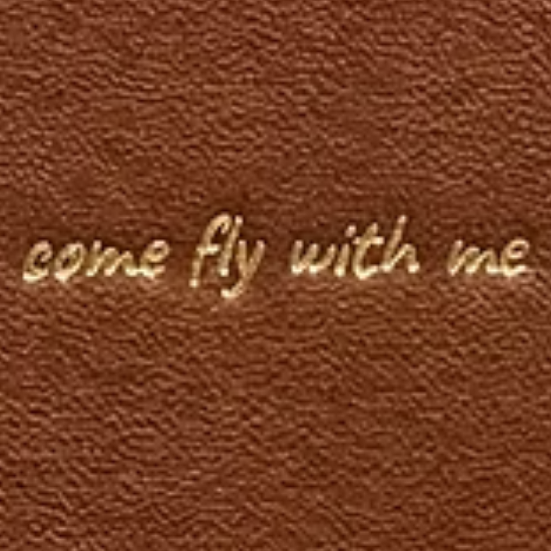Símbolo come fly with me gravado em couro